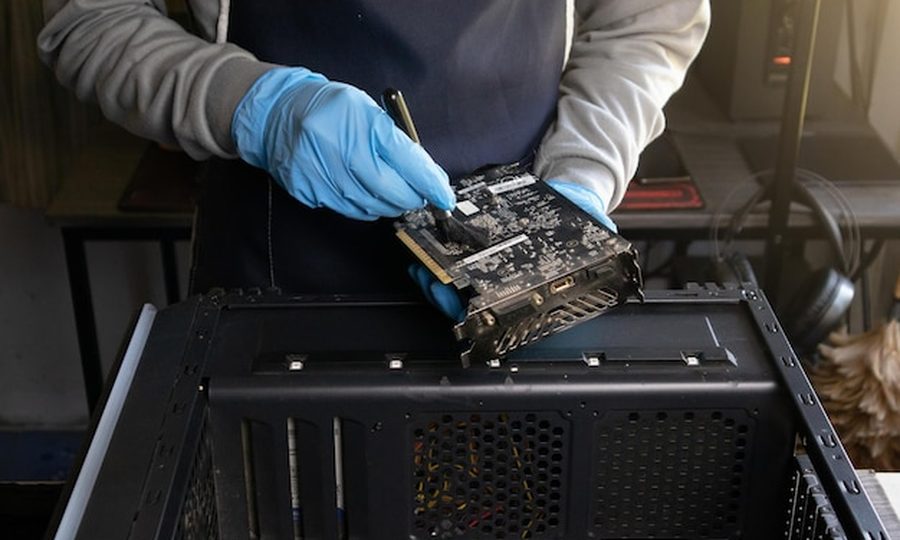 Técnico realizando manutenção preventiva e limpeza em notebook em Mossoró