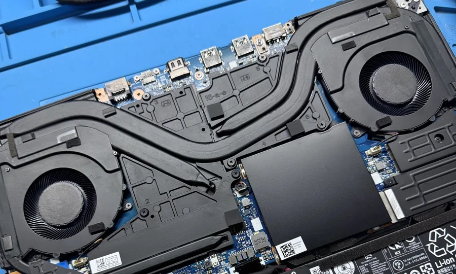 Notebook gamer Lenovo aberto na bancada da VITECH, com ventoinhas e dissipadores, em Mossoró