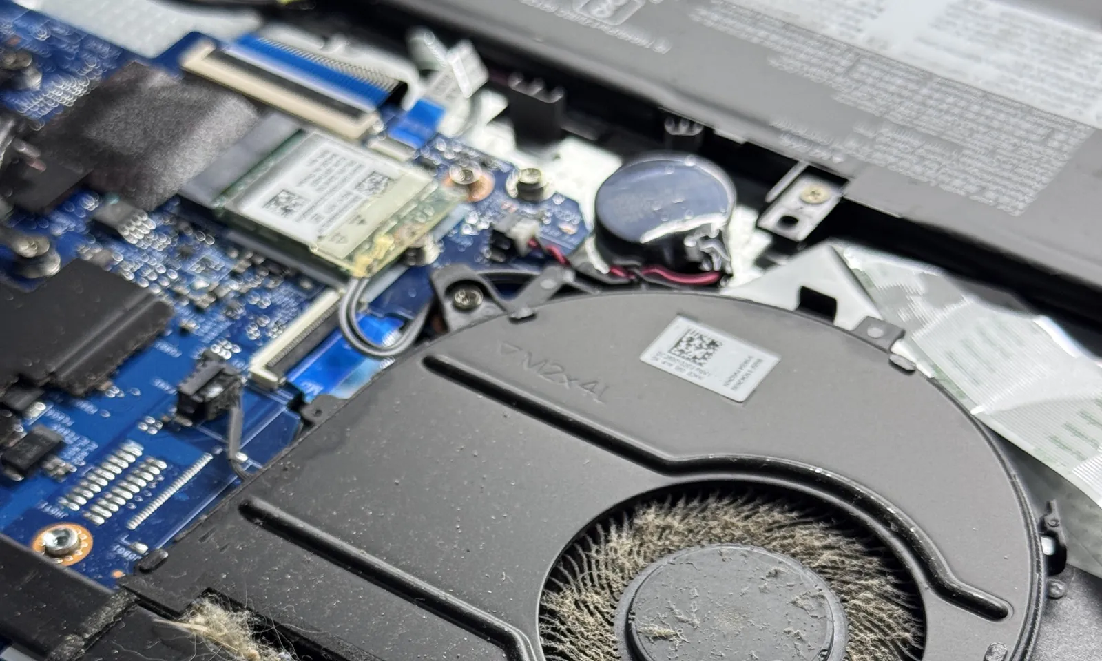 Notebook aberto na bancada da VITECH mostrando a placa-mãe, para reparo de notebook que não liga em Mossoró
