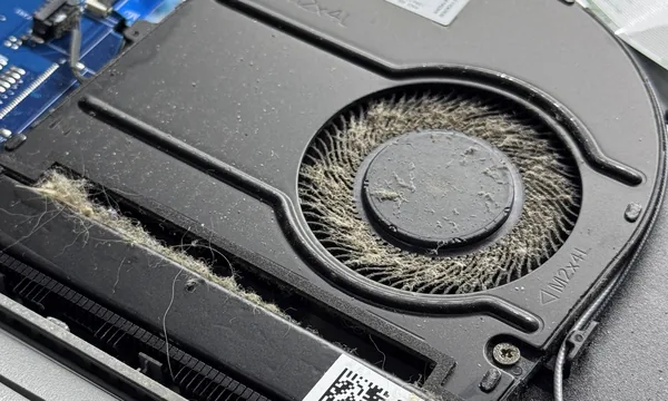 Notebook aberto mostrando a placa-mãe na bancada da VITECH, em Mossoró