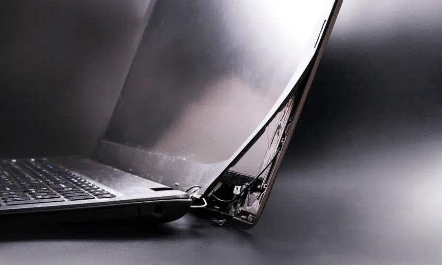 Técnico realizando reparo em carcaça de notebook em Mossoró