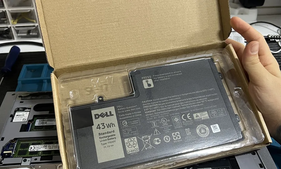 Bateria Dell nova na caixa, pronta para a troca, na bancada da VITECH em Mossoró