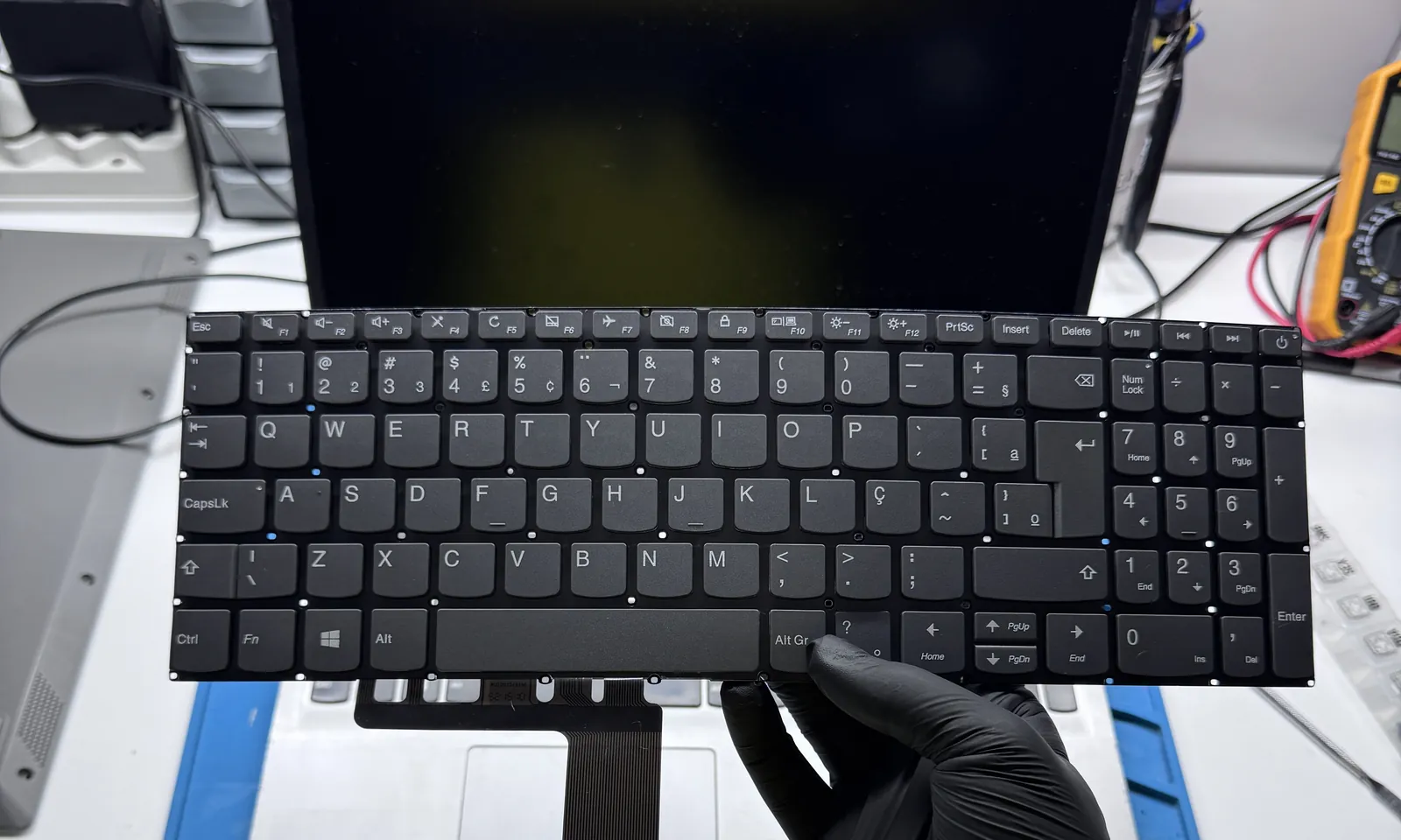 Teclado novo de notebook Lenovo pronto para a troca na bancada da VITECH, em Mossoró