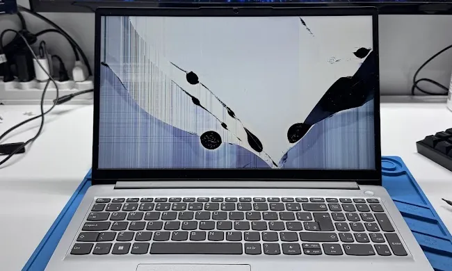 Notebook Lenovo com tela quebrada na bancada da VITECH, antes da troca de tela, em Mossoró