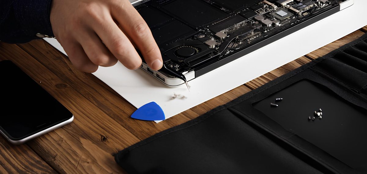 Técnico especializado realizando reparo em notebook na VITECH Informática em Mossoró